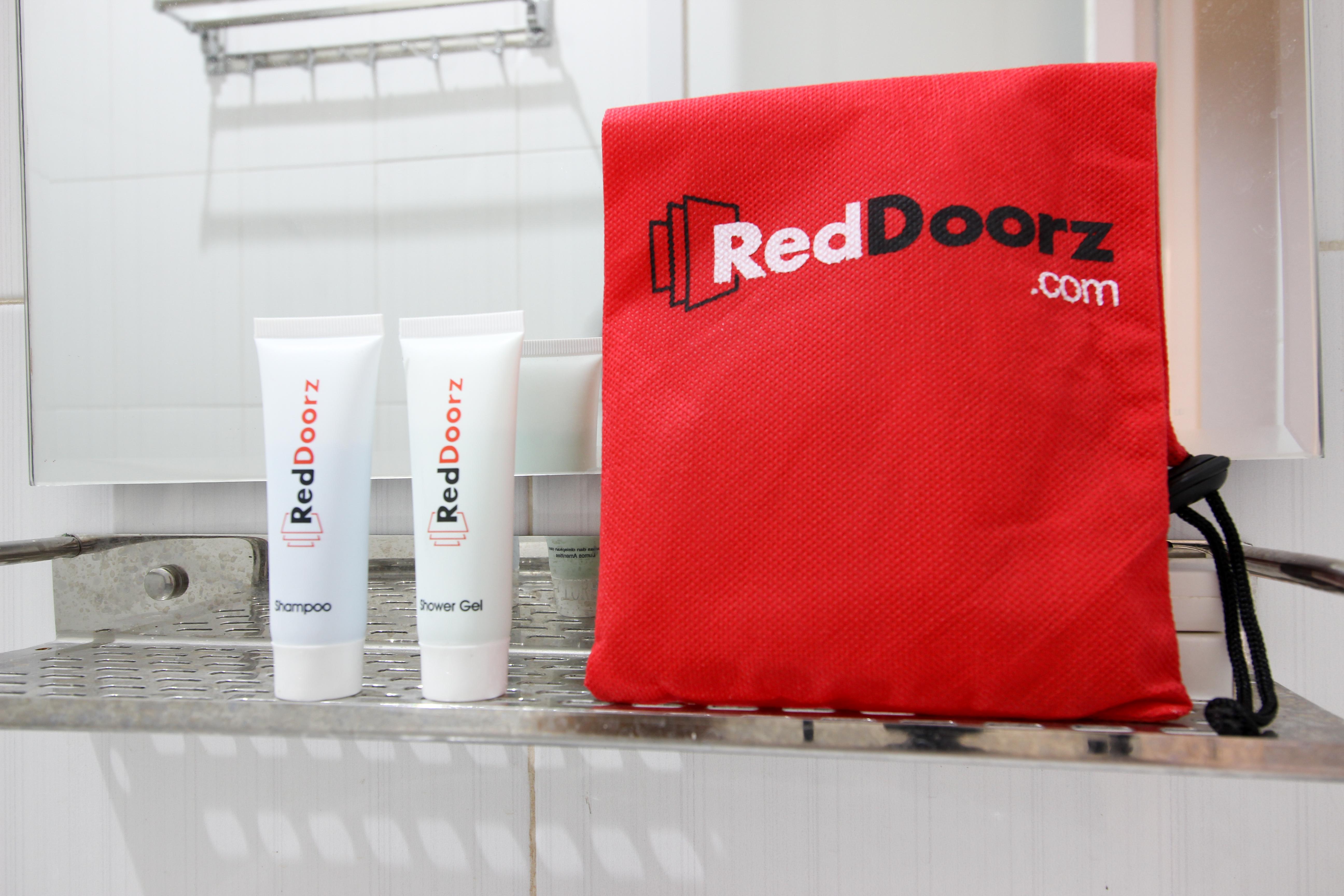 Reddoorz Plus Near Upn Jogjakarta 2 Maguwo Экстерьер фото